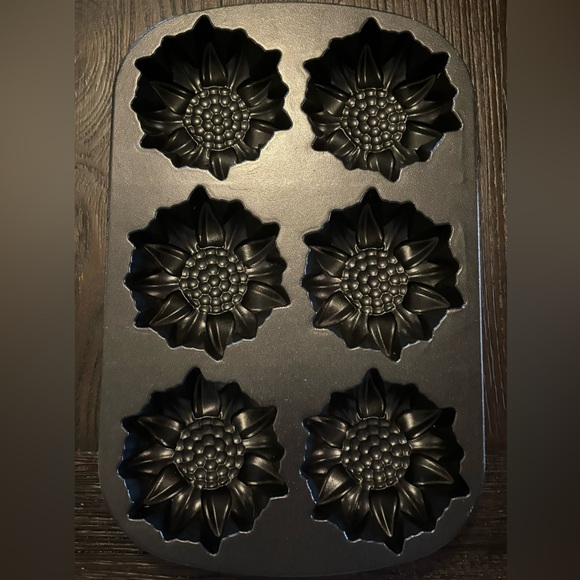 Nordic ware Sunflower Bundt Cakelet Cast Iron Baking Pan - Picture 5 of 7